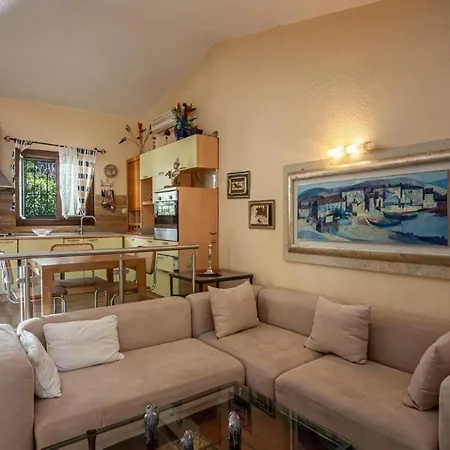 Elegant Marlon With Shared Pool Near Sani Villa