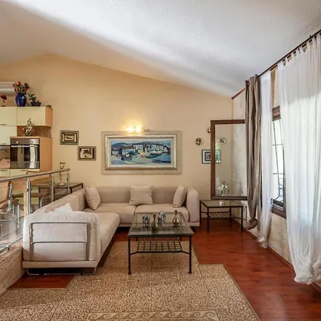 Elegant Marlon With Shared Pool Near Sani Villa