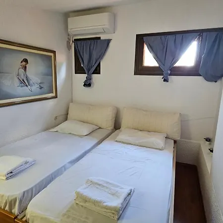 Elegant Marlon With Shared Pool Near Sani Villa